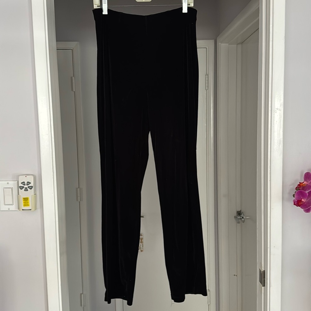 Villager by Liz Claiborne Size Medium
Black velvet Elastic waist